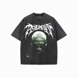 Remera negra con efecto gastado, cuello redondo y manga corta. Estampado frontal con la imagen de Dennis Rodman y texto con tipografía gótica.