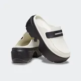 Mocasines Crocs modelo Stomp Loafer, diseño bicolor en blanco y negro con suela alta exagerada.