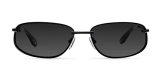 Lentes de sol con montura metálica negra y lentes rectangulares de cantos redondeados. Presentan un diseño envolvente inspirado en los años 2000 con patillas de acetato.
