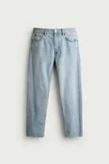 Jeans regular fit de mezclilla negra con efecto lavado, corte recto y tiro medio. Cuenta con diseño de cinco bolsillos y cierre frontal con cremallera y botón.