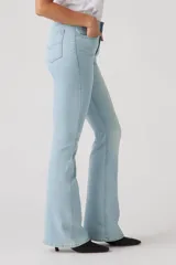 Pantalón de jean celeste de tiro alto y corte acampanado.