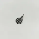 Dije redondo de plata 925 con la imagen del Espíritu Santo en el centro.