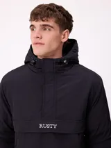Campera tipo canguro con capucha, diseño color block en azul marino y bordó. Cuenta con cierre frontal parcial, bolsillos laterales y logo de la marca bordado en el pecho.