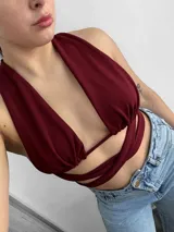 Top negro con escote halter y tiras cruzadas en el abdomen.