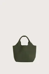 Bolsa tipo satchel de tejido acanalado en color verde oliva, con diseño estructurado y asas integradas. Incluye un pequeño neceser o monedero a juego con cierre metálico, unido a la bolsa mediante una correa.