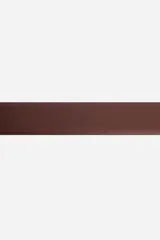 Cinturón marrón de cuero sintético con hebilla metálica plateada.