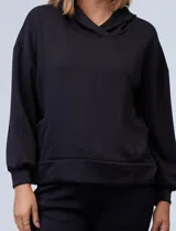 Buzo negro de modal con capucha y bolsillos delanteros.