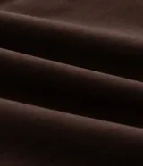 Pantalón de corte recto para hombre, color marrón, confeccionado en sarga. Cuenta con cintura con trabillas, cierre frontal tradicional y bolsillos laterales y traseros.