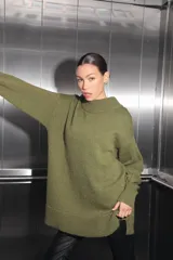 Sweater verde oliva de tejido de punto con cuello polo, mangas largas y corte oversize. Presenta un parche con monograma en la espalda.