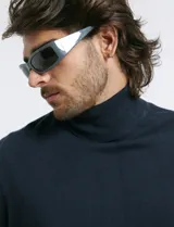 Polera de tejido de punto fino en color verde oliva, con cuello alto acanalado y mangas largas.