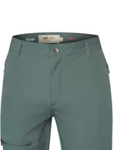Pantalón de trekking color verde musgo, con múltiples bolsillos con cierre y ajuste con broche y cierre falso. Fabricado en tela liviana de secado rápido con poliéster reciclado.