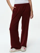 Pantalón de dormir de corte recto y tiro medio, con cintura elástica y bolsillos laterales. Confeccionado en tejido suave y ligero.