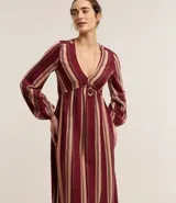 Vestido largo evasé de viscolino con 25% de lino, con escote en V, busto ajustado y mangas largas abullonadas. Diseño a rayas verticales en bloques de color bicolor.