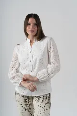 Camisa blanca de algodón con bordados perforados y botones de madera.