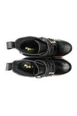 Borcego de cuero color beige con cordones, suela track de goma y detalle de hebilla metálica en el empeine.