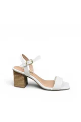 Sandalia de tacón cuadrado texturizado simil yute o corcho, con tira delantera ancha y tira ajustable al tobillo con hebilla dorada, en color blanco.