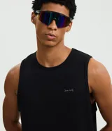 Musculosa deportiva Get Over de color negro, con cuello redondo y diseño sin mangas. Confeccionada en mezcla de modal, poliéster y elastano con tecnología Dry de secado rápido, e incorpora una pequeña estampa minimalista numérica en el pecho.
