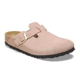Zueco tipo mule de gamuza color rosa claro, con tira ajustable sobre el empeine con hebilla metálica dorada, plantilla de corcho y suela de goma negra.