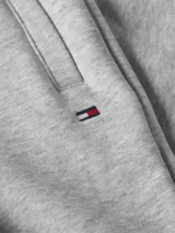 Pantalón de jogging gris con cintura elástica ajustable con cordón, bolsillos laterales y logo de la marca bordado en el lateral.