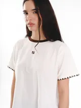 Remera de algodón azul marino, con cuello redondo y detalles en color blanco. Presenta mangas cortas con terminación bordada a contratono y logo bordado pequeño en el frente.