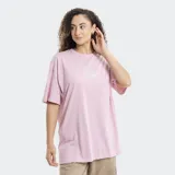 Remera de algodón color rosado, de corte holgado y manga corta, con estampado gráfico pequeño en el pecho.