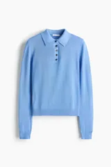 Remera polo de punto fino en mezcla de viscosa, con cuello clásico, tapeta de botones y mangas largas. Presenta terminaciones acanaladas en puños y bajo.