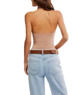 Top ajustado al cuerpo color beige, sin mangas y con cuello halter.