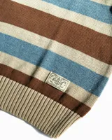 Buzo tejido de punto grueso con diseño de rayas horizontales en tonos marrón, azul y beige. Presenta cuello polo con cierre de tres botones, puños y cintura en canalé, y logo bordado en el pecho.