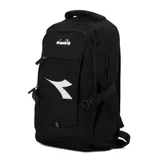 Mochila negra con logo grande de Diadora en blanco en el frente. Posee compartimento principal con cierre, bolsillo frontal con cierre y tiras de compresión laterales con hebillas plásticas. Incluye asa superior y tirantes ajustables.