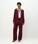 Blazer celeste de viscosa y lino, con cuello inglés, cierre de un botón y solapas.