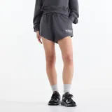 Short New Balance de felpa francesa color gris oscuro, con cintura elástica y cordón de ajuste. Cuenta con bolsillos laterales y detalle de la marca estampado y bordado en el muslo izquierdo.