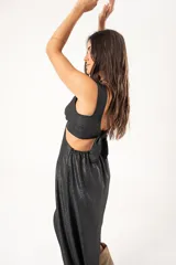 Vestido corto negro con lurex, escote en V, corte asimétrico y detalle cut-out en la cintura.