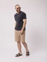 Remera color beige con efecto nevado, de corte recto y manga corta.