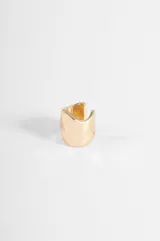 Earcuff de metal dorado con diseño ancho y acabado liso brillante.
