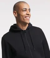 Buzo deportivo negro con capucha, cierre frontal con cremallera, bolsillos laterales y puños ajustados. Confeccionado en tejido de algodón y poliéster.