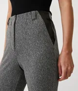 Pantalón legging de jacquard gris con detalle lateral de cuero sintético.