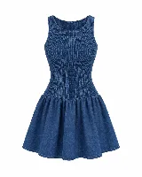 Vestido corto de denim liviano, sin mangas y con cuello redondo. Presenta un cuerpo fruncido y elastizado que se ajusta a la silueta, y una falda corta de corte evasé con vuelo.