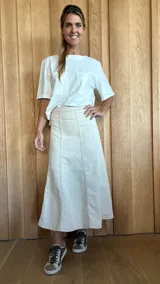 Pollera larga de denim color celeste claro, con corte en A y talle alto con elástico en la cintura.