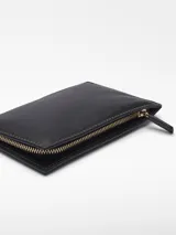 Monedero negro de piel de cordero con cierre de cremallera, tarjetero interior, pespunte decorativo a contraste y logo grabado.