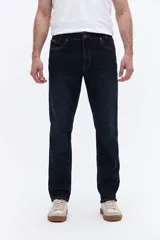 Jean de corte recto y tiro medio con efecto lavado, confeccionado en tejido de algodón con spandex. Cuenta con cierre frontal, botón y pasacintos.