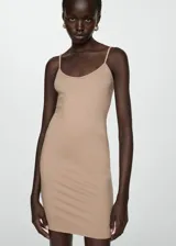 Vestido corto color beige, de corte ajustado, con escote redondo y tirantes finos regulables.