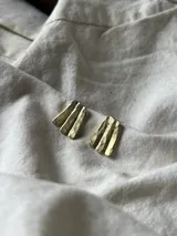 Par de caravanas hechas a mano en bronce dorado, con forma de ramitas.