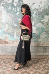 Mini cartera estructurada con manija rígida, cuerpo compacto y laterales en cuero color arena con grano natural. El frente y dorso están confeccionados en cuero metalizado grabado con textura croco, en un tono vintage champagne gold.