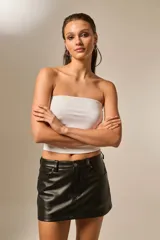 Top strapless de poliamida, color blanco, con diseño ajustado al cuerpo y corte recto.