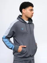 Canguro negro con capucha, corte clásico, mangas largas con franjas grises y logo de la marca bordado en el pecho.