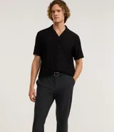 Pantalón de sastrería masculino en color beige, con corte recto, cintura elástica con trabillas para cinturón y cierre tradicional. Confeccionado en una mezcla de poliéster, viscosa y elastano.