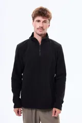 Buzo de micro polar azul marino con cuello alto y cierre frontal parcial. Presenta mangas largas y un diseño de calce cómodo.