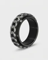 Anillo de acero con diseño central de cadena plateada y bordes negros, estilo moderno y masculino.