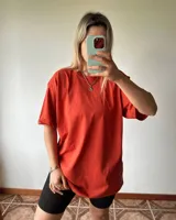Remerón oversize de manga corta, color ladrillo, confeccionado en algodón.