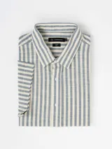 Camisa de manga corta efecto lino de Cuatroases, con estampado de rayas verticales en color azul y fondo beige. Presenta cuello camisero clásico y cierre frontal con botones blancos.